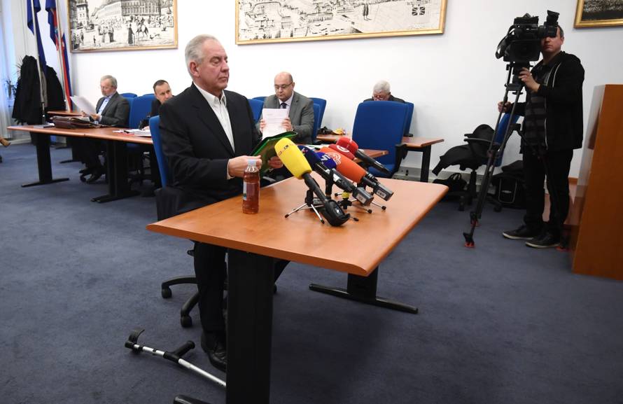 Ivo Sanader okrivio HDZ pa se ispričao da ga previše bole leđa