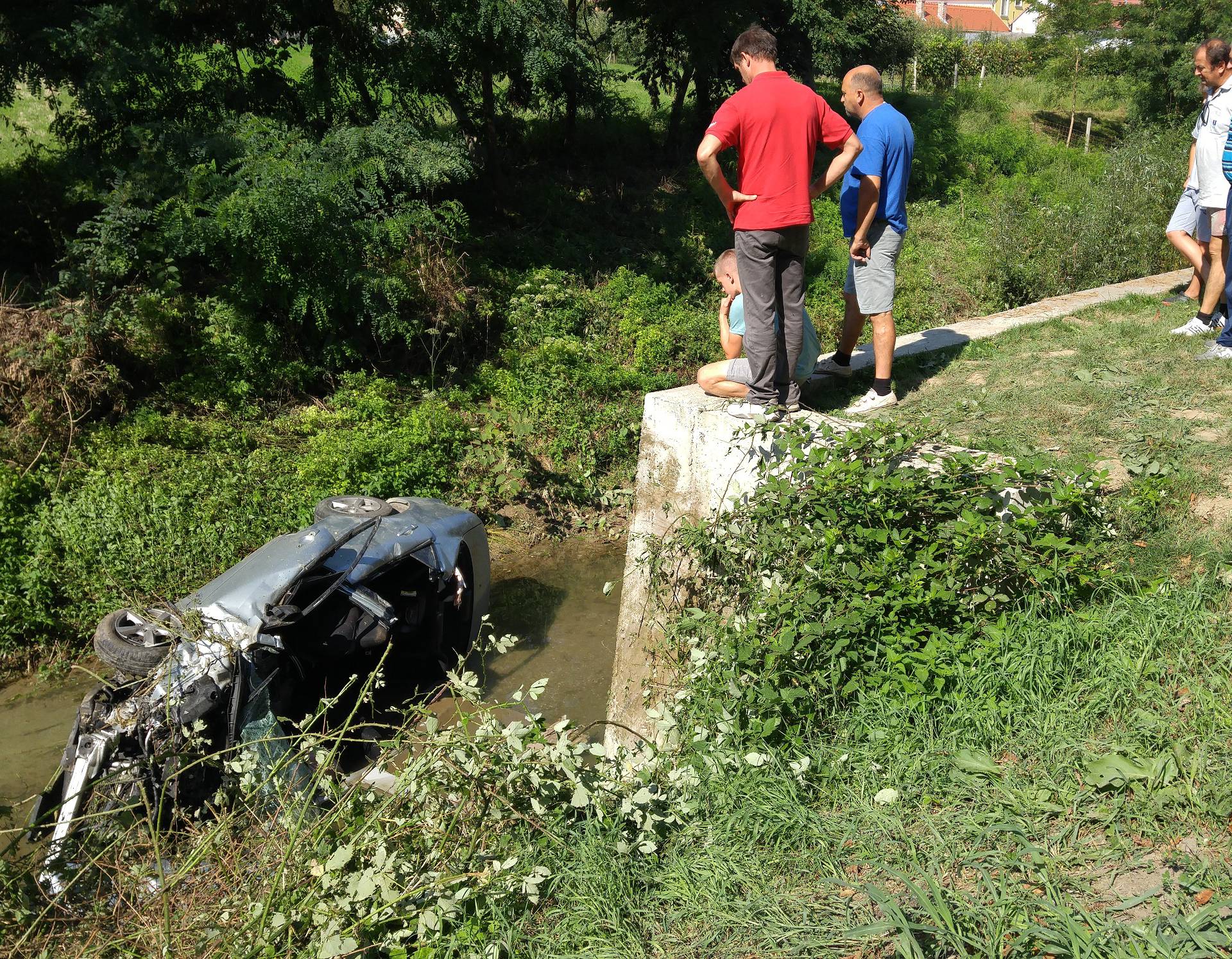 Automobilom sletjeli u potok, ozlijeđena su sva četiri putnika