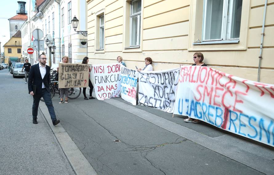 Zagreb: Gradonačelnika ispred Skupštine dočekao prosvjedni performans Udruge za zaštitu okoliša Resnik 