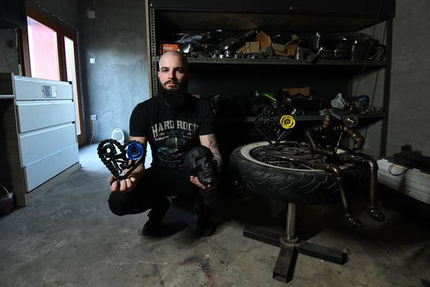 Karlo iz Koprivnice izrađuje zanimljive ukrase i skulpture od dijelova automobila i motora