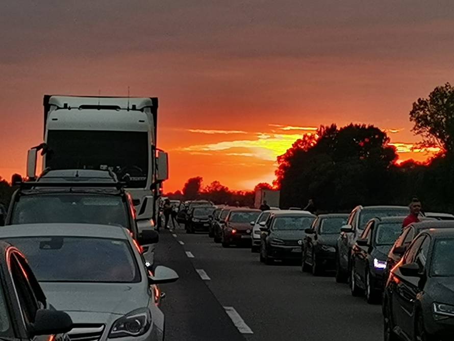 Kilometarske kolone u oba smjera zbog nesreće na A3