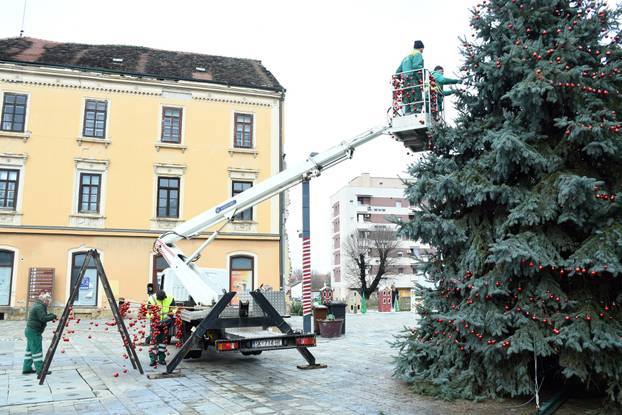 Sisak: Ukrašavanje božićnog drveta u središtu grada