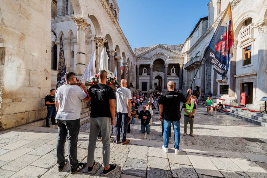 Split: Molitva krunice na Splitskom Peristilu