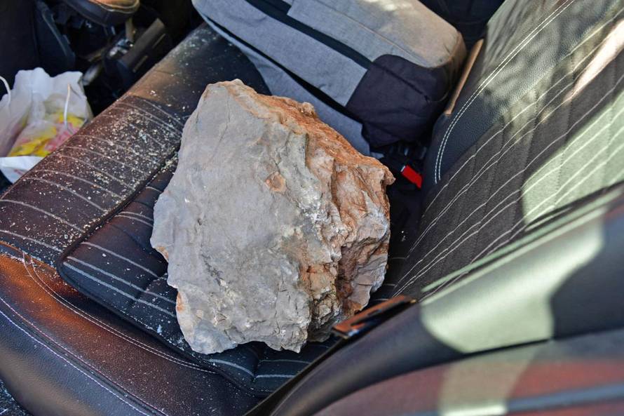 Stijena sa Srđa pala na taksi i ozlijedila tri turista iz Koreje