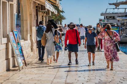 FOTO Turisti uživaju na Hvaru: Ljeto se tu nije do kraja predalo