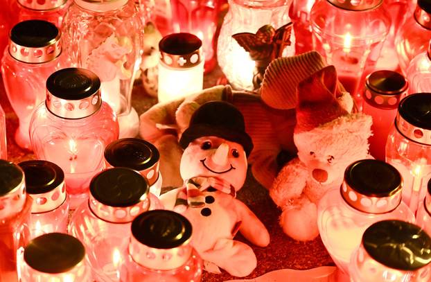 Zagreb: Građani i dalje obilaze osnovnu školu kako bi upalili svijeće na školskom igralištu