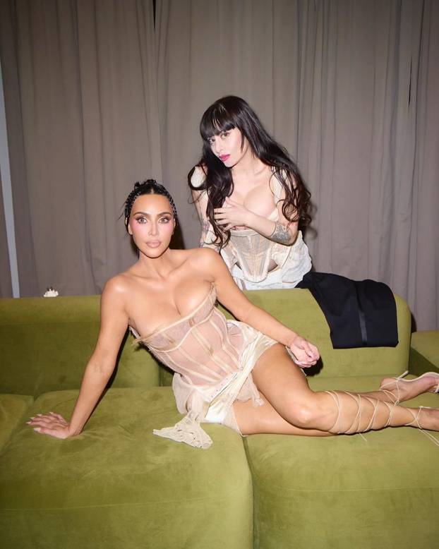 FOTO Kim Kardashian pozirala u prozirnoj crnoj haljini ispod koje nije nosila grudnjak niti gaćice