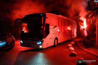 Vatreni doček hajdukovaca na pripremama. Bakljada u Istri