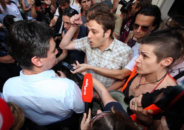 ARHIVA - 2010. Zagreb: Aktivisti za Varšavsku prosvjedovali pred sjedištem SDP-a 