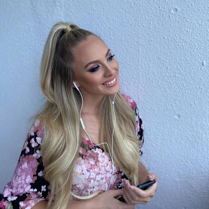 Albina najavila svoj novi singl u kroksicama: Svima se sviđaju!