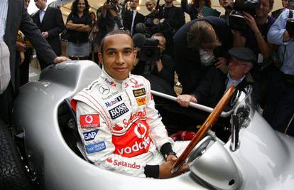 Lewis Hamilton provozao Srebrnu strijelu na reviji
