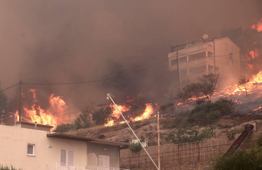 Buknuo veliki požar u Pisku, vatra došla do kuća