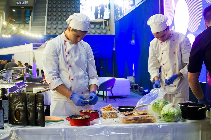 Učenici Ugostiteljsko-turističke škole Osijek prezentirali svoje vještine na WineOs sajmu