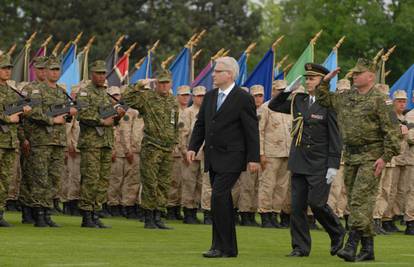 Predsjednik Ivo Josipović prvi put postrojio vojsku