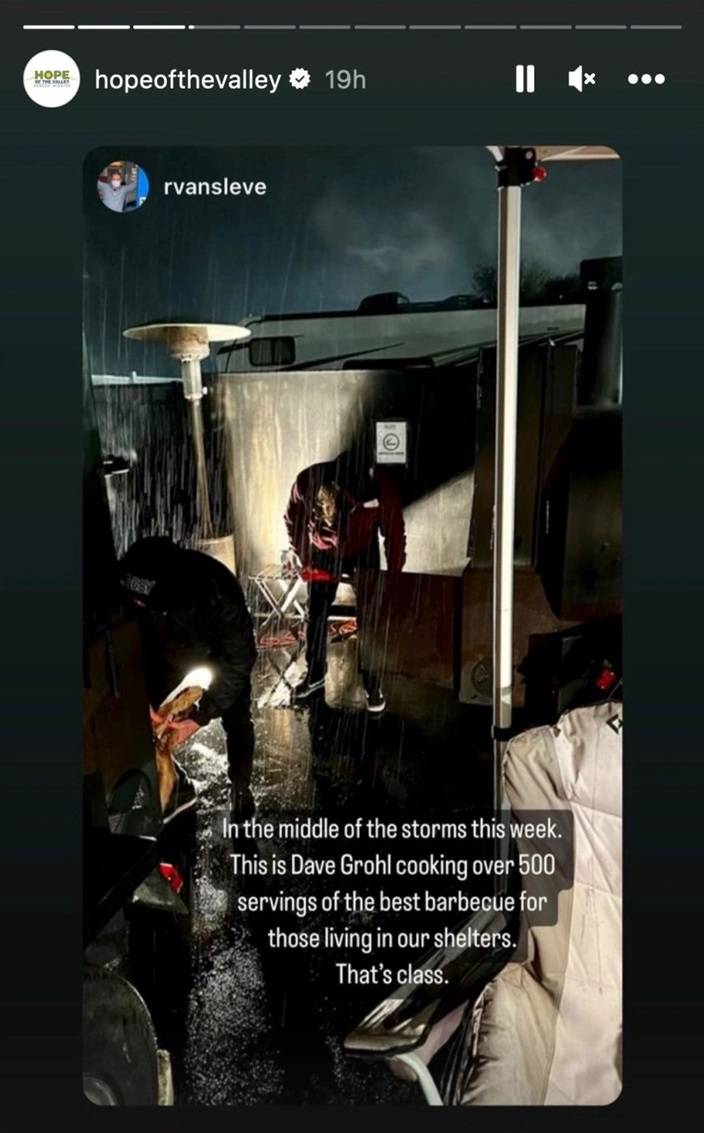 Pjevač dobrog srca: Dave Grohl je 16 sati pripremao više od 500 porcija roštilja za beskućnike...