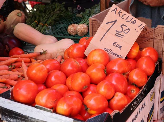 Šibenik: Bogata ponuda vo?a i povr?a na gradskoj tržnici