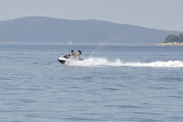 Vodice: Uživanje u lijepom vremenu na  plažama
