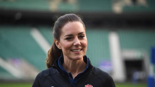 Kate Middleton zaigrala ragbi pa na trenutak završila u zraku