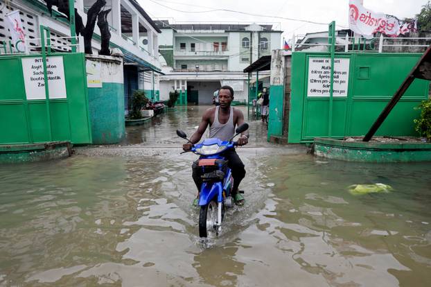 Hurricane Melissa brings heavy rains to Les Cayes