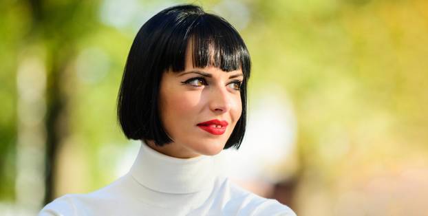 FOTO 30 kratkih frizura za gustu kosu koje ćete lako stilizirati