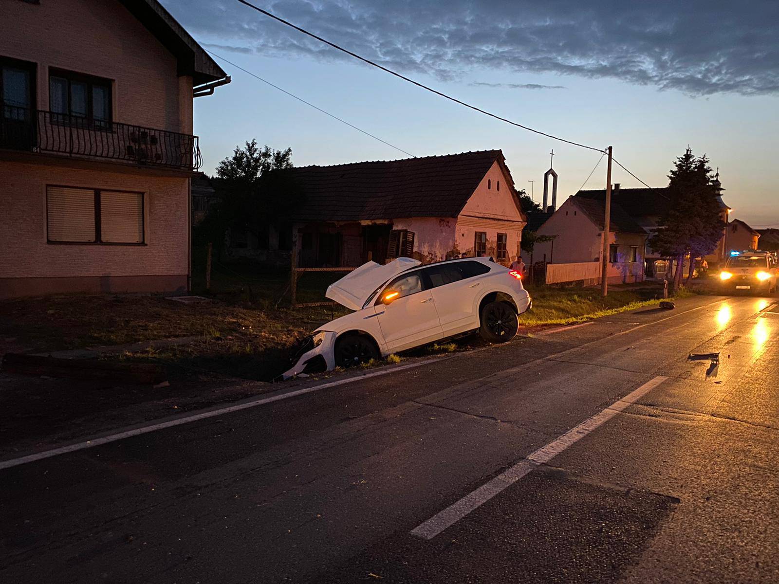 Pijan jurio Touaregom i zabio se u traktor kojeg je prepolovio:  Traktorist na intenzivnoj njezi