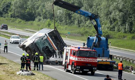 Autom se zabio u ogradu na A3 pa mahao svjetiljkom: 'Stanite'. Vozač autobusa nije ga vidio...