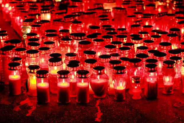 Zagreb: Trepet svijeća u sumrak na groblju Stenjevec na blagdan Svih svetih