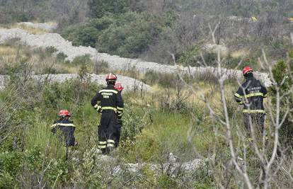 Požari planuli na dva mjesta na Braču: Objekti nisu ugroženi