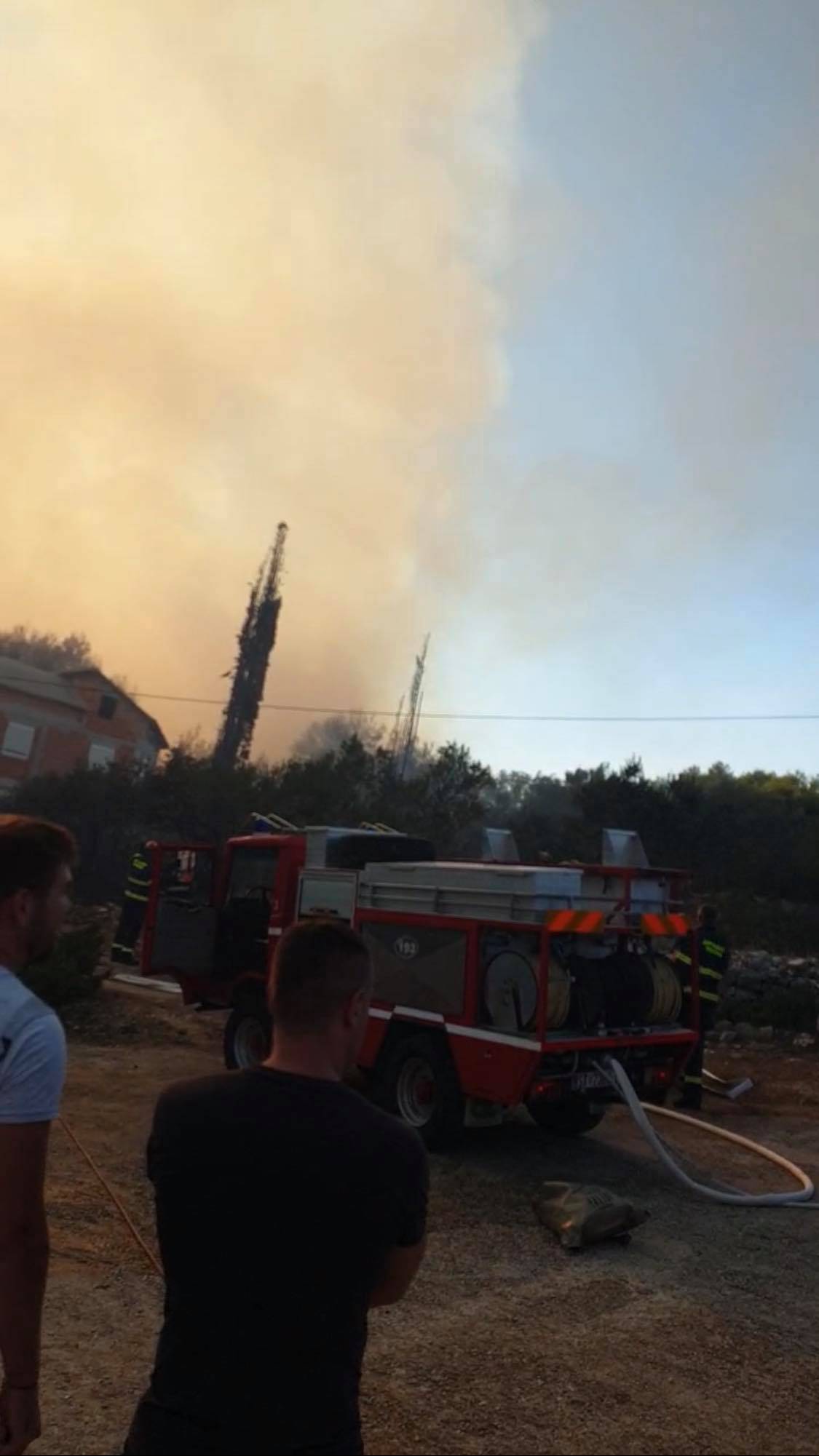 Gori na Čiovu: Kuće su spasili, stotinjak vatrogasaca na terenu