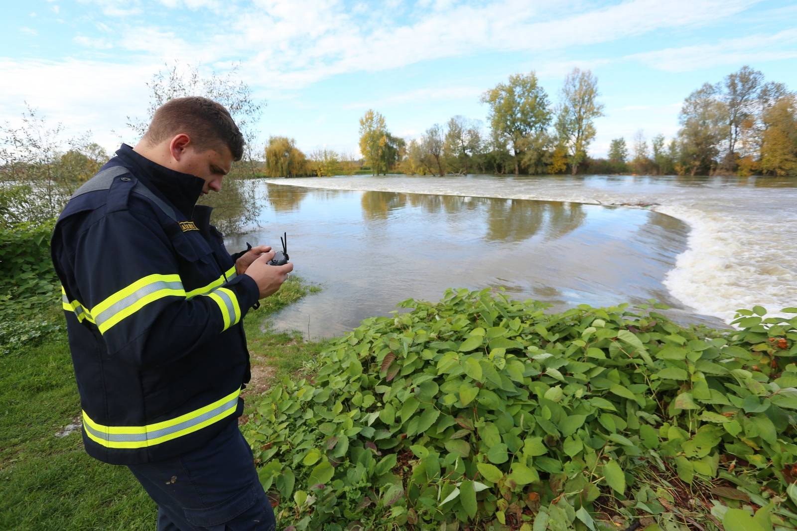 Prevrnuo se čamac na Korani s trojicom Karlovčana: Jedan isplivao, za dvojicom se traga