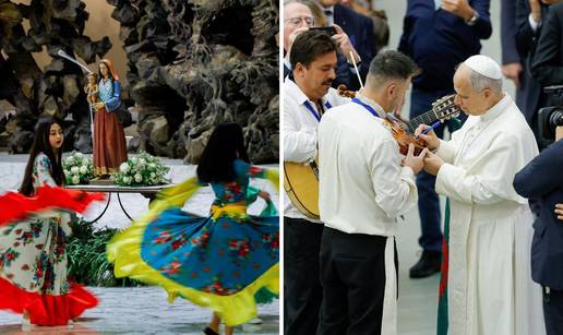FOTO Papa Lav primio Rome u Vatikanu, potpisao se na violinu