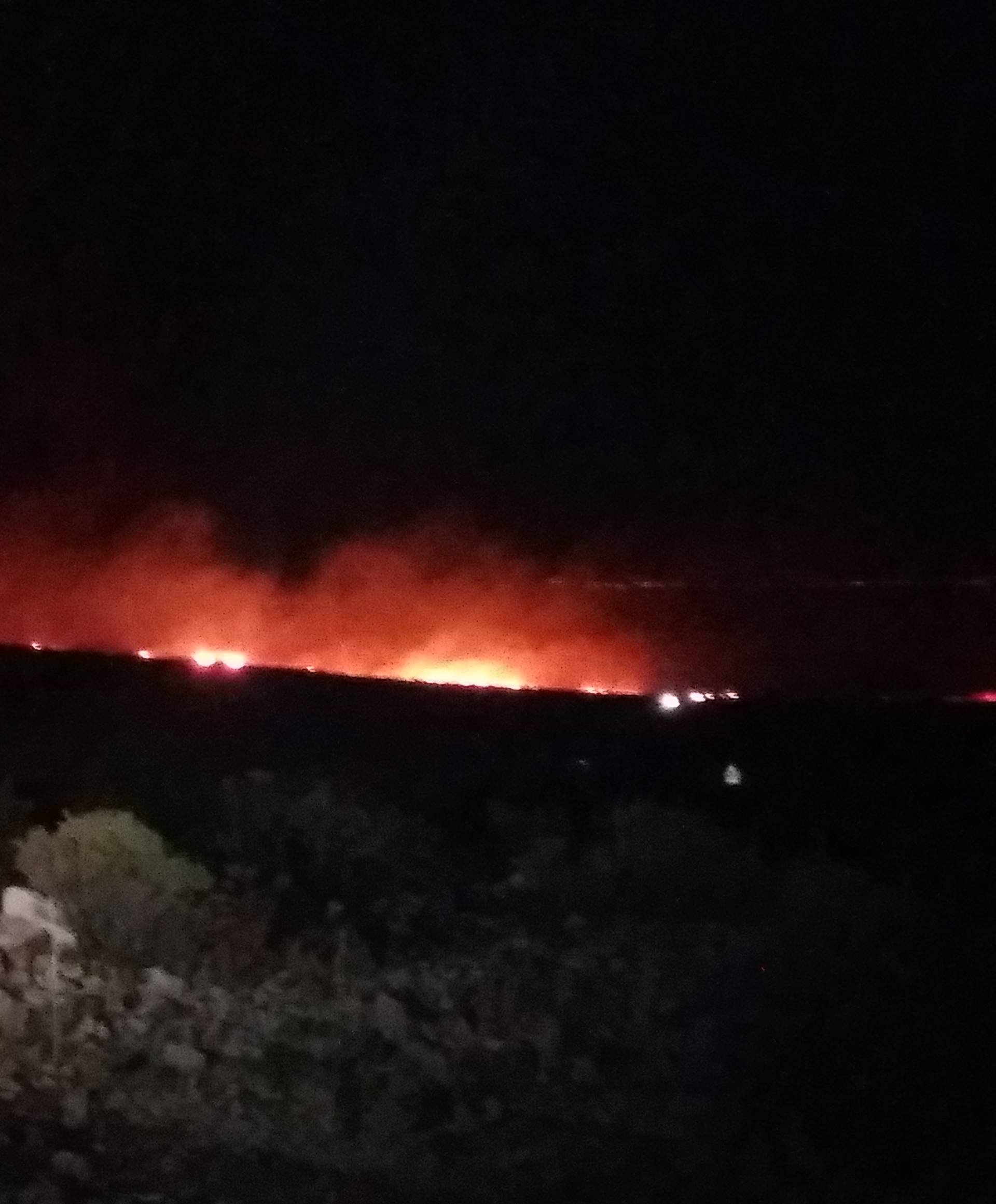 Kod Šibenika spasili kuće, gori kod Šestanovca, na Marjanu...