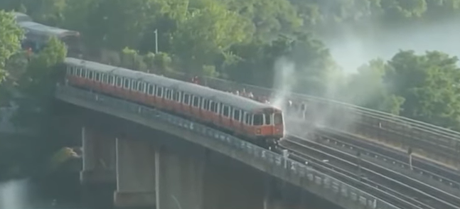 Planuo vlak u Bostonu, putnici bježali i skakali s mosta