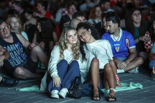 Osijek: Navijači prate utakmicu Hrvatska  - Portugal 