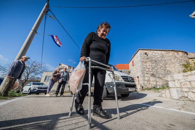 Katuni Kre&scaron;evo: Reporta&zcaron;a o dostavi kruha u malenim zaselcima Dalmatinske zagore