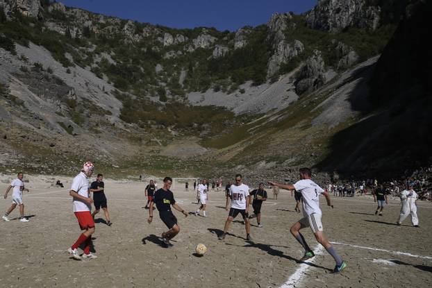 ARHIVA: Utakmica na dnu isušenog Modrog jezera koje danas doseže rekordan vodostaj