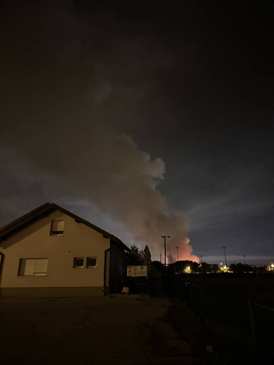 Galerija snimki i fotografija: Ovako je gorjelo na Jakuševcu! Vatru je gasilo 19 vatrogasaca