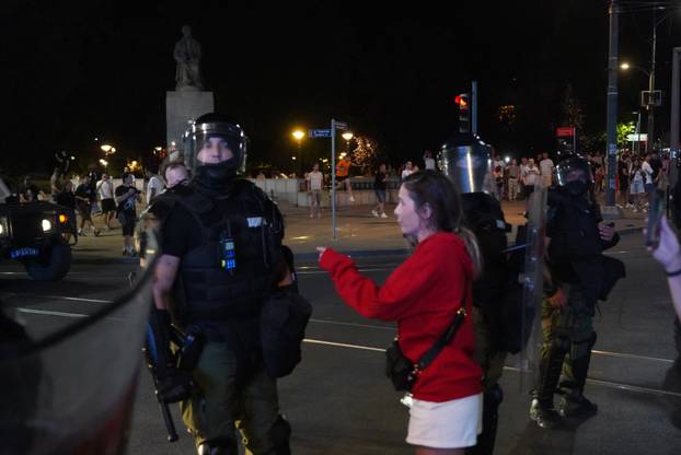 Beograd: Žandarmerija je uništila blokadu kod Strojarskog fakulteta i krenula prema Pravnom