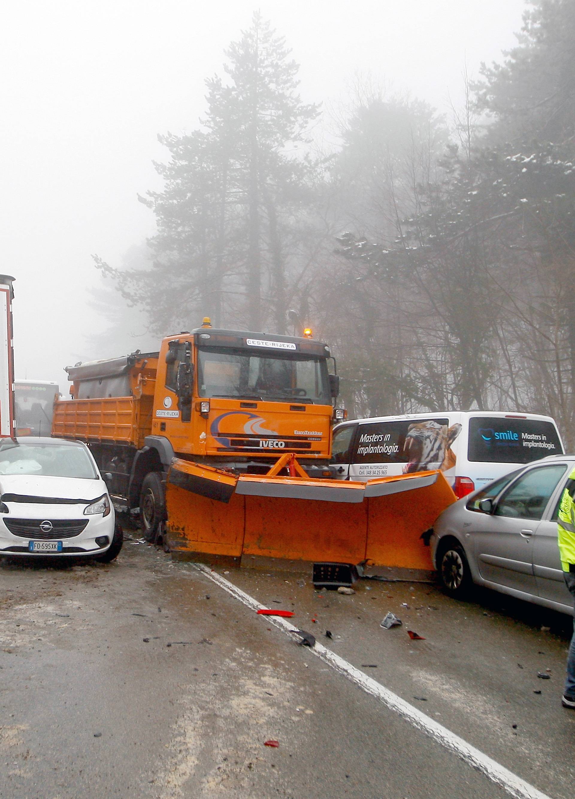 Auto u auto, auto u ralicu, u nju bus pa u sve njih tegljač