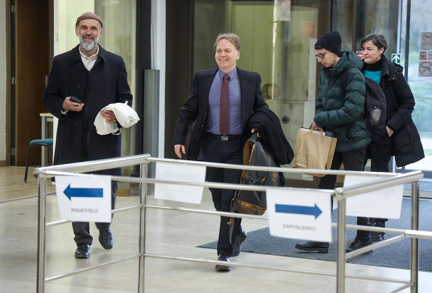 Zagreb: Prosvjednici protiv sisačke farme pilića kod ministra Davida Vlajčića