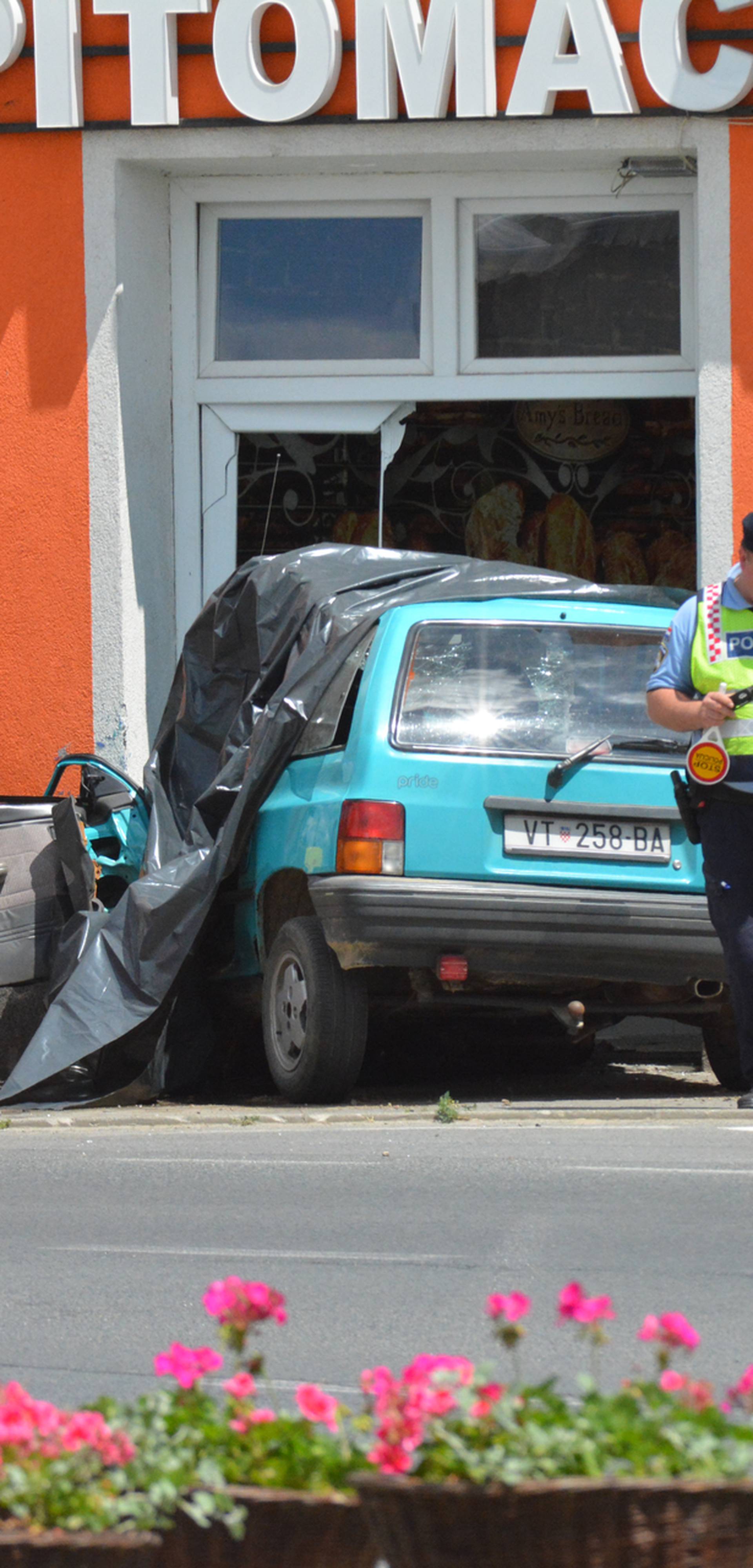 Bizarna nesreća u Pitomači: Zabio se u pekarnicu i poginuo