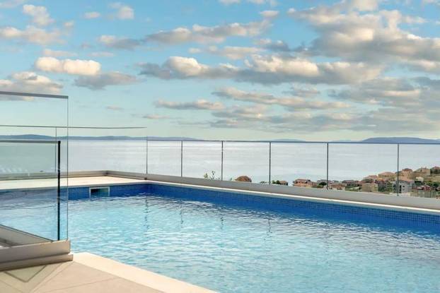 FOTO Ogromna parcela, privatni wellness i čudo od pogleda: Vila u Podstrani čeka novog vlasnika