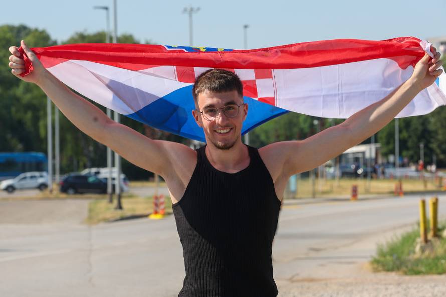 Zagreb: Obožavatelji idu prema fan zonama gdje će čekati ulazak u Hipodrom