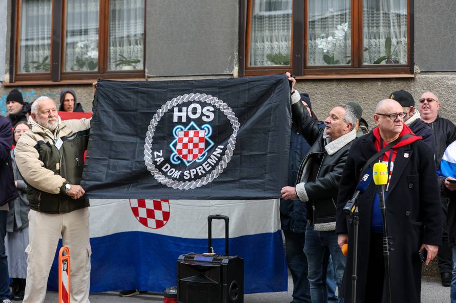 Prosvjednici  su stigli pred stan Tomislava Tomaševića i najavili  da će pjevati Thompsonove pjesme 