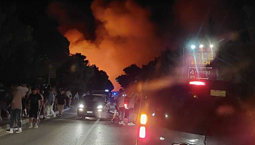 VIDEO Ogroman požar na Zrću, zatvorili cestu, evakuirali ljude iz klubova, požar gasi i kanader