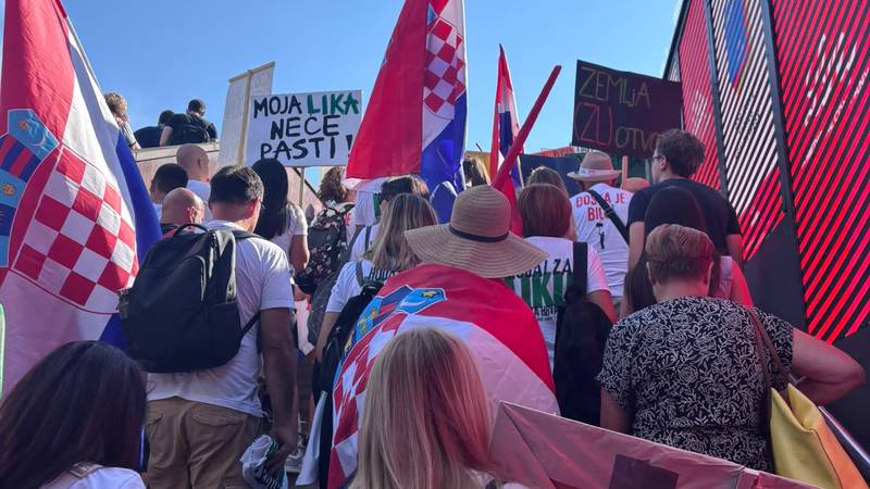MOJA LIKA NEĆE PASTI Prvi prosvjednici stigli na Glavni kolodvor. Pogledajte fotke