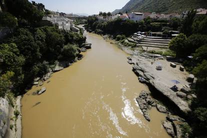 Mostar: Zbog milijunskh radova na HE Mostar, rijeka Neretva promijenila boju