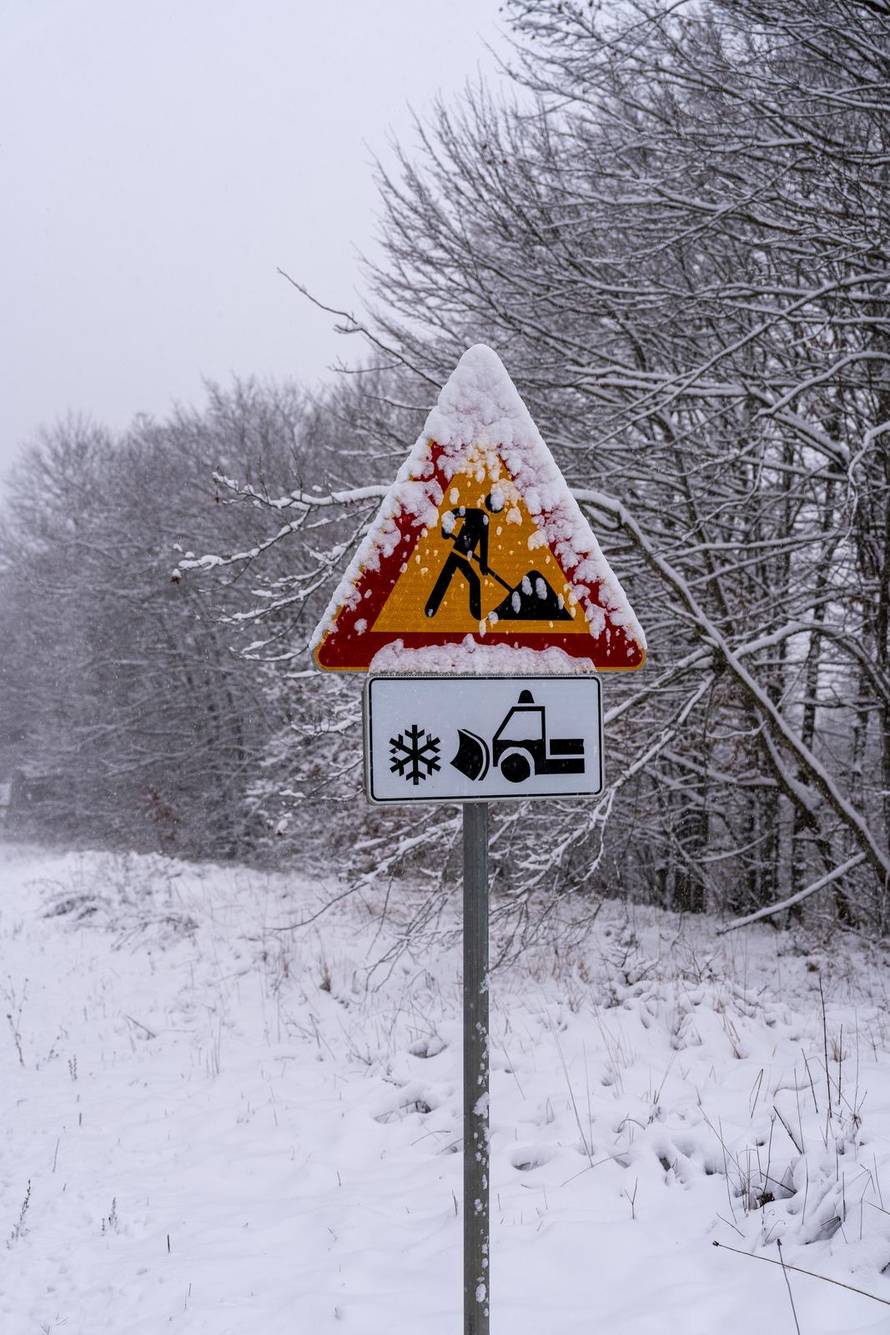 Vratnik: Bura i snijeg na cesti između Vratnik i Senja, cesta otvorena samo za osobna vozila