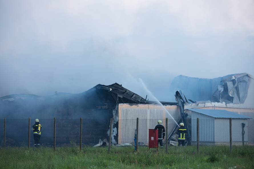 AndrijaÅ¡evci: Izgorjela Pikova farma svinja, stradalo 1000 svinja?