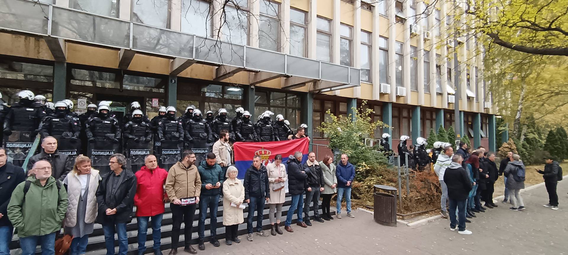 Novi Sad: Prosvjednici se naguravali sa specijalcima na ulazu u zgradu suda i tužiteljstva